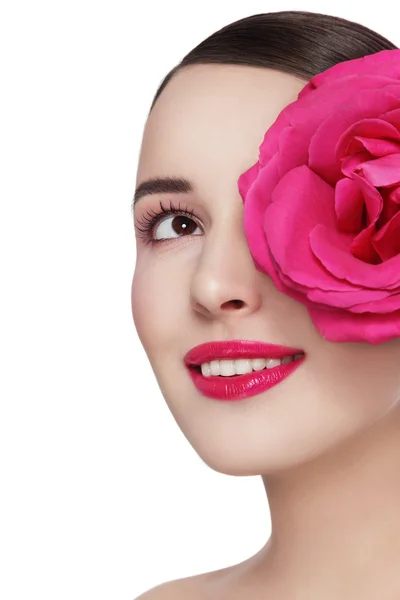 Donna sorridente con rosa rosa — Foto Stock