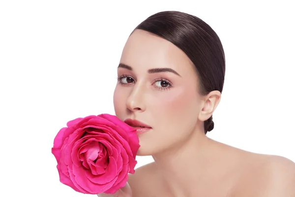 Mooie vrouw met roze roos — Stockfoto