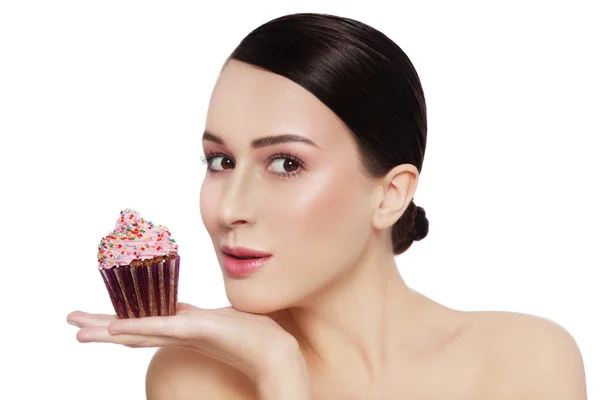 Hermosa chica con sabroso cupcake — Foto de Stock