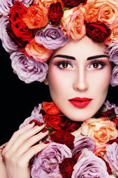 Woman in wig and necklace of roses — Stock Photo, Image