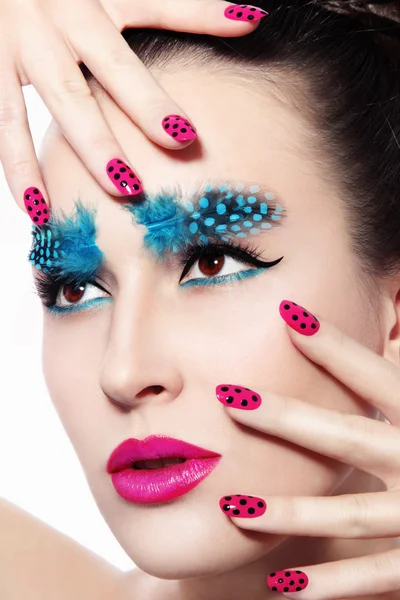 Mujer con plumas de fantasía cejas — Foto de Stock