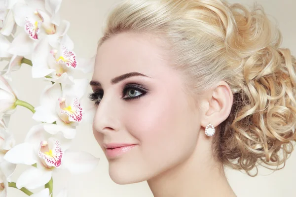Vacker blond tjej med sotade ögon — Stockfoto