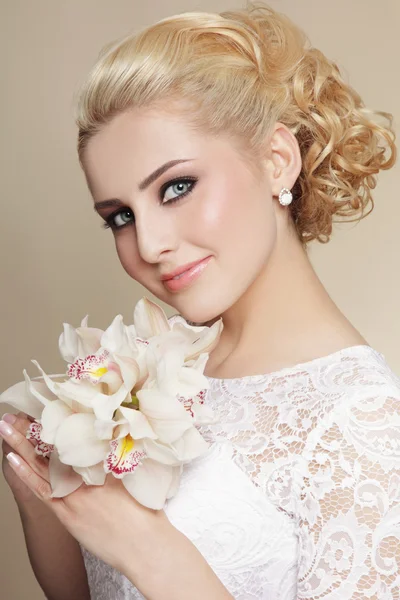 Krásná šťastná usmívající se nevěsta — Stock fotografie