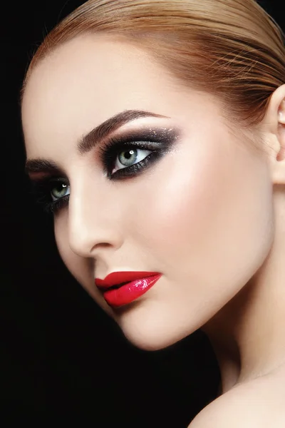 Vrouw met rode lippen en rokerige ogen — Stockfoto