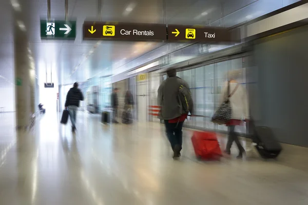 Luchtvaartmaatschappij passagiers op een luchthaven — Stockfoto