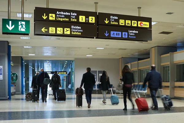 Luchtvaartmaatschappij passagiers binnen de Valencia luchthaven. — Stockfoto