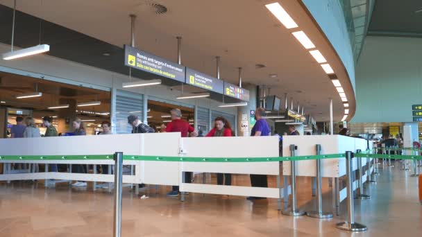 Passagers de ligne s'enregistrant à la ligne de sécurité de l'aéroport de Valence . — Video