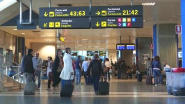 Valencia, İspanya Havaalanı yürüyüş havayolu yolcu.