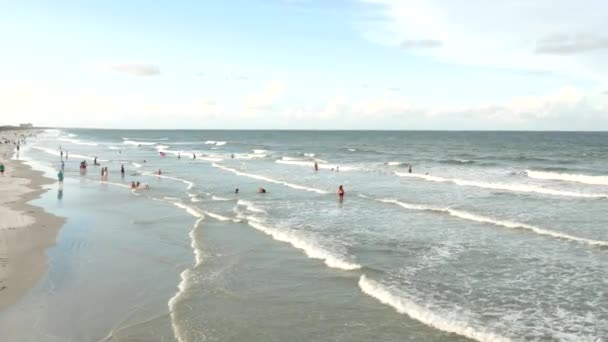 Gente disfrutando de Jacksonville Beach en un buen día . — Vídeos de Stock