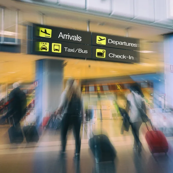 Flugpassagiere auf einem Flughafen — Stockfoto