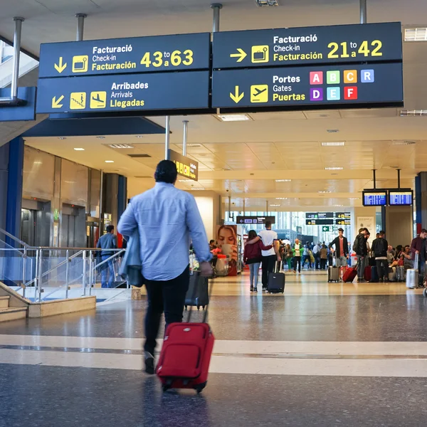 Passagers des compagnies aériennes à l'aéroport — Photo