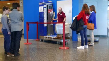 Endüstriyel güç sarılmak filmde sarılı onun Bagaj sahip bir havayolu yolcu.