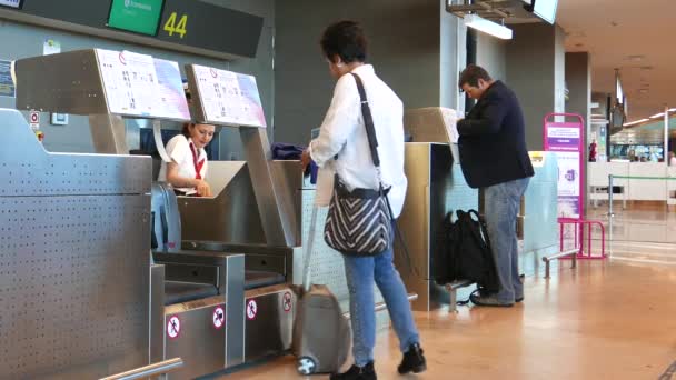 Passagers d'une compagnie aérienne s'enregistrant au comptoir d'une compagnie aérienne à l'aéroport de Valence . — Video