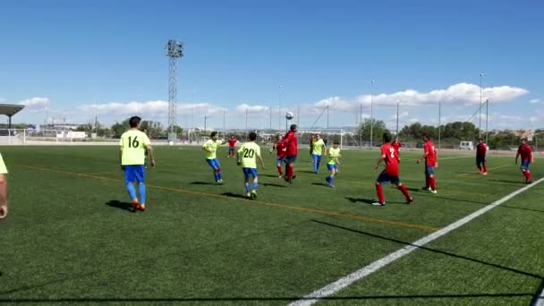 Jugadores de fútbol juvenil durante un partido de fútbol — Vídeos de Stock