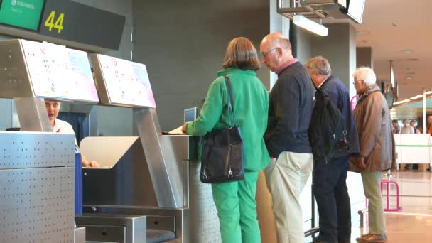 Airline passengers checking in at an airline counter in the Valencia Airport — Stock Video