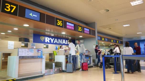 Penumpang di sebuah Ryanair check-in counter di bandara Valencia — Stok Video