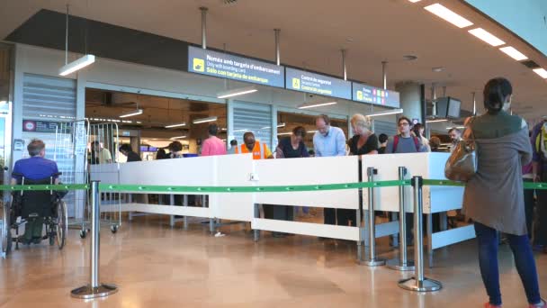 Pasajeros de aerolíneas que se registran en la línea de seguridad en el aeropuerto de Valencia, España — Vídeo de stock