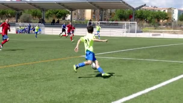 Giocatori di calcio giovanile durante una partita di calcio — Video Stock