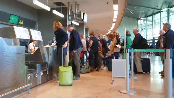 Pasajeros de aerolíneas que se registran en un mostrador de aerolíneas en el Aeropuerto de Valencia, España . — Vídeo de stock