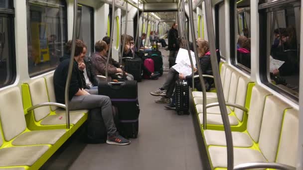 Pasajeros que viajan en un Valencia, España Metro Subway Car . — Vídeo de stock