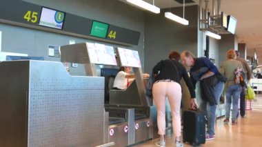 Valencia, İspanya Havaalanı bir havayolu kontuarında Check-in havayolu yolcu. 