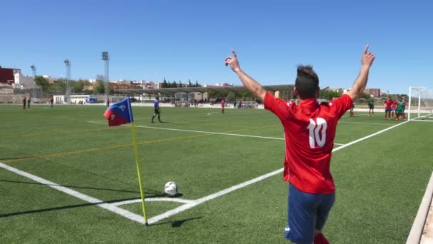 Voetbalspeler neemt een hoek schop — Stockvideo