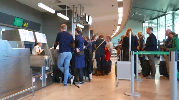 Passagers d'une compagnie aérienne s'enregistrant au comptoir d'une compagnie aérienne à Valence, Espagne Aéroport — Video