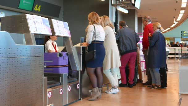 Passagers d'une compagnie aérienne s'enregistrant au comptoir d'une compagnie aérienne à Valence, Espagne Aéroport . — Video