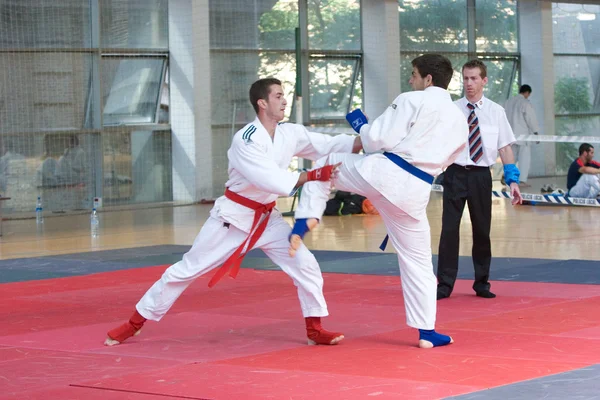 Deelnemers deelnemen aan een competitie jujutsu — Stockfoto