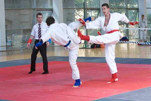 Deelnemers deelnemen aan een competitie jujutsu — Stockfoto