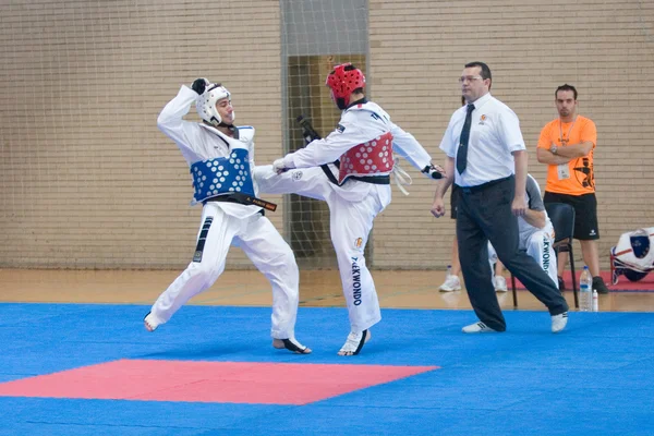 Les participants participent au concours de taekwondo — Photo