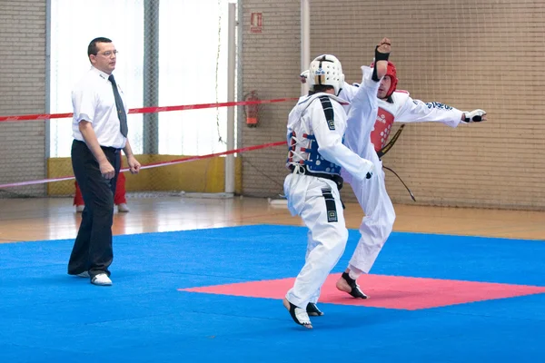 Yarışmacılar Taekwondo yarışmaya katılmak — Stok fotoğraf