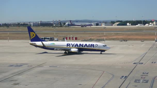 ライアン航空機 Valencia、スペイン空港の滑走路への移動. — ストック動画