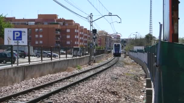 Kereta metro Valencia bergerak di atas rel . — Stok Video