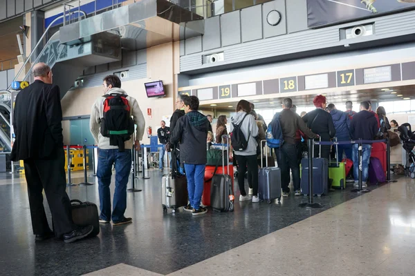 Passagers des compagnies aériennes à l'aéroport — Photo