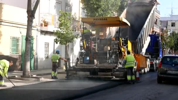 Trabajadores Ennegreciendo una Calle del Barrio — Vídeos de Stock