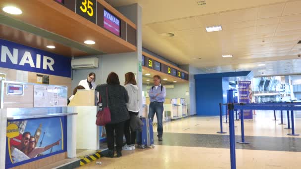 Penumpang maskapai penerbangan di Ryanair Check-in Counter — Stok Video