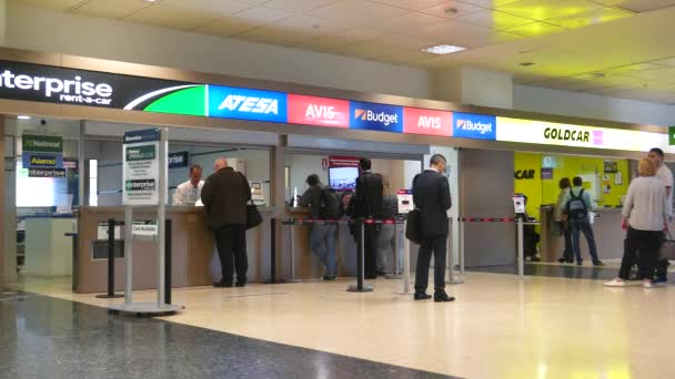 航班乘客在机场的汽车租赁柜台 — 图库视频影像