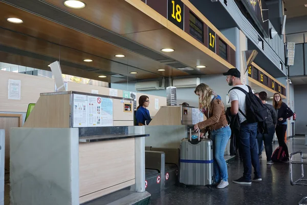 Пассажиры авиакомпании в аэропорту — стоковое фото