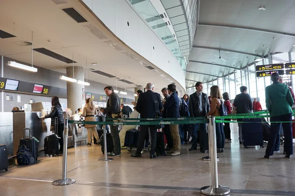 Passagers des compagnies aériennes à l'aéroport — Photo