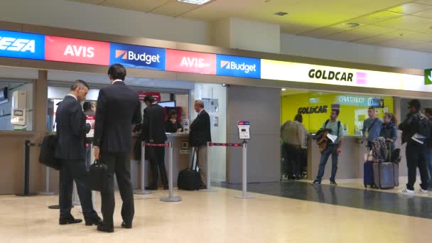 Passageiros de linha aérea no balcão de aluguel de carros no Aeroporto — Vídeo de Stock