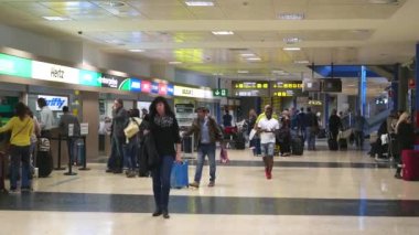 Havayolu Yolcu Havaalanı Araba Kiralama kontuarında