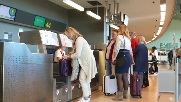 Airline passengers checking in at an airline counter — Stock Video