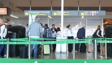 Havayolu Yolcu güvenlik satırında iade