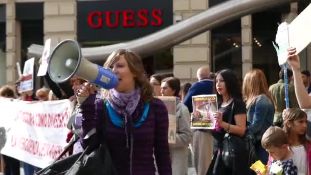 Manifestantes en una manifestación antitaurina en las calles de Valencia, España — Vídeo de stock