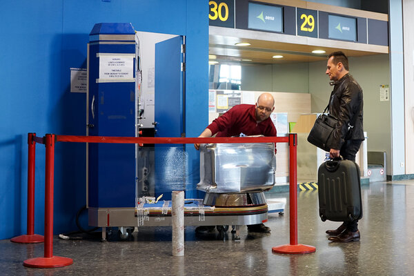 Багаж, упакованный в пленку клинга
