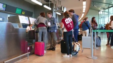 Havayolu Yolcu bir havayolu kontuarında Check-in