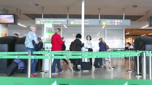 Pasajeros de aerolíneas registrándose en el aeropuerto — Vídeo de stock