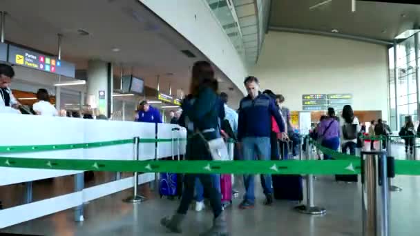 Сроки регистрации пассажиров авиакомпании на линии безопасности аэропорта . — стоковое видео