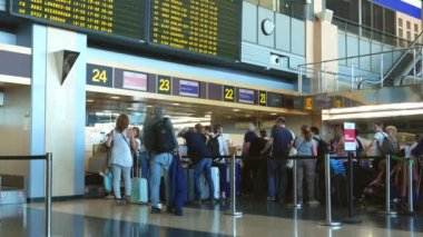 Havayolu Yolcu havaalanında bir havayolu kontuarında Check-in